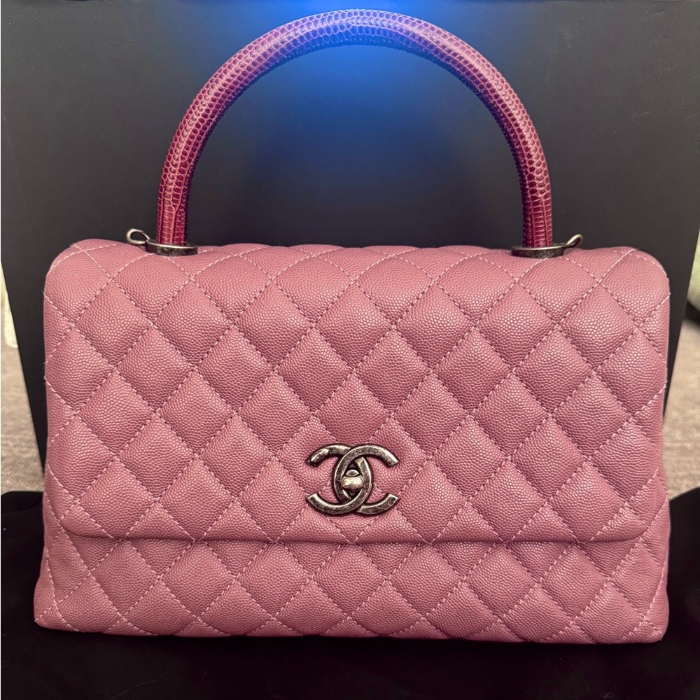 CHANEL Coco Handle in deep mauve caviar (medium)